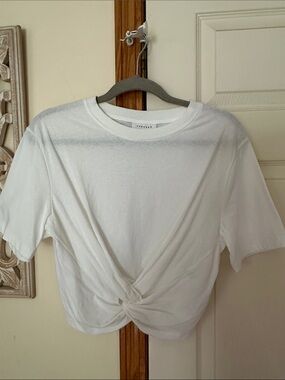 TOPSHOP Twist-Front White Women's Tee - Casual Crop Top. Size 6.